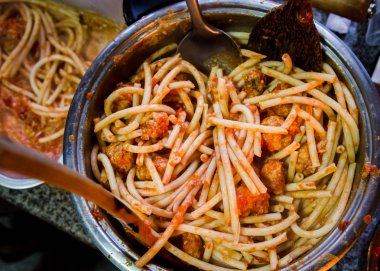 Domates soslu makarna ve et topu