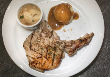 Glilled domuz eti biftek