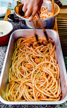 İçinde tepsi domates soslu makarna ve et topu