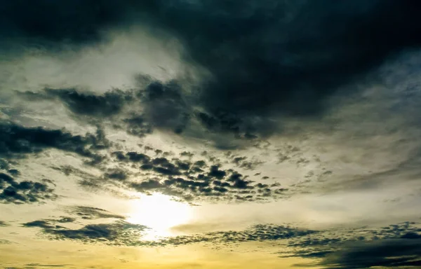 Закат неба с облаками — стоковое фото