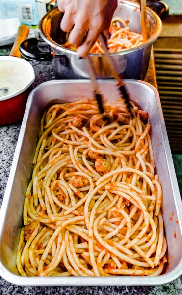 İçinde tepsi domates soslu makarna ve et topu