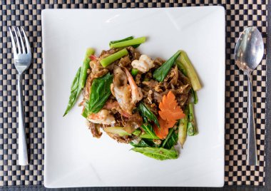 Kızarmış düz şehriye ve karides stir