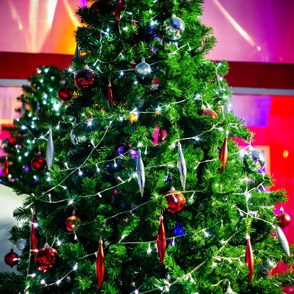 Πολύχρωμο χριστουγεννιάτικο δέντρο διακόσμηση — Φωτογραφία Αρχείου