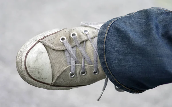 Leinwandschuhe mit verschwommenem Hintergrund — Stockfoto