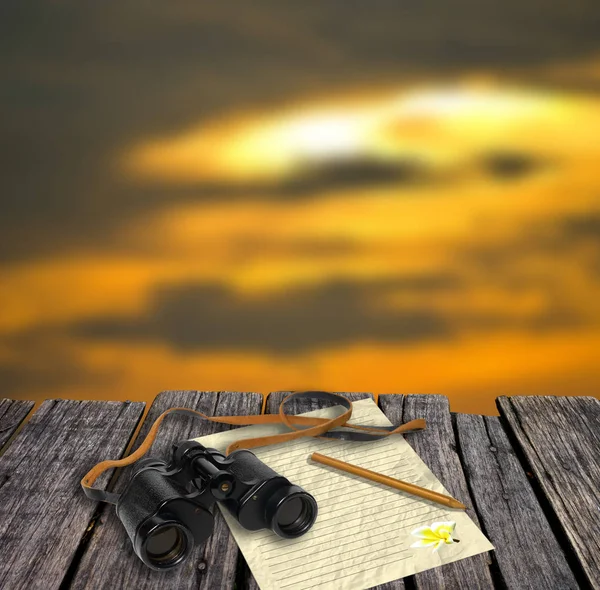 Binocular e carta na mesa, conceito de aventura — Fotografia de Stock