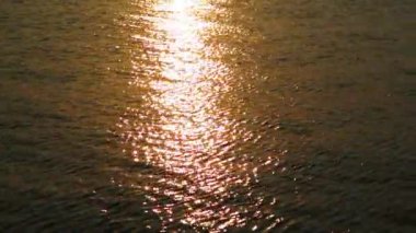 Güneş ışık yansıması ile dalga deniz