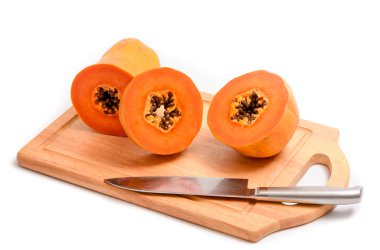 Papaya dilim beyaz izole bıçak ile 