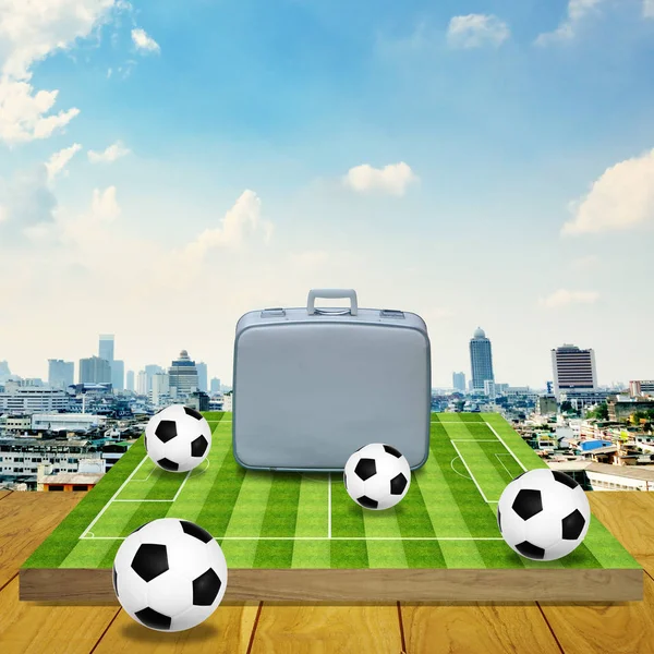 Vintage resväska på fotboll spelplanen — Stockfoto