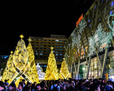 İnsanlar Noel ışık süslemeleri ile tadını çıkarın. 