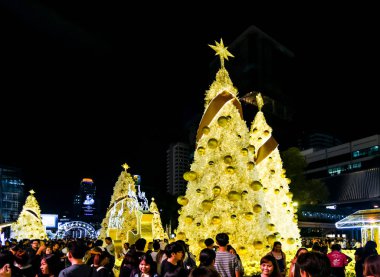 İnsanlar Noel ışık süslemeleri ile tadını çıkarın. 