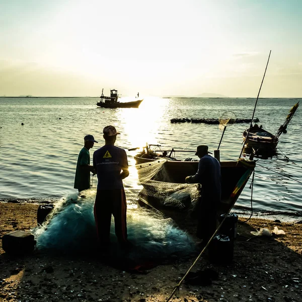 Gruppe von Fischern räumt Fisch aus dem Netz — Stockfoto