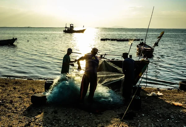 Grupo de pescadores peixe claro da rede — Fotografia de Stock