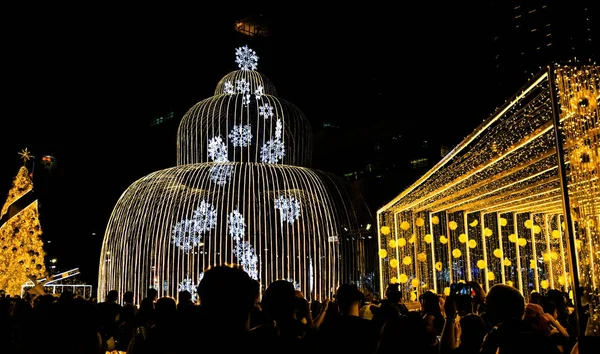 Menschen genießen mit Weihnachtsbeleuchtung schmücken — Stockfoto