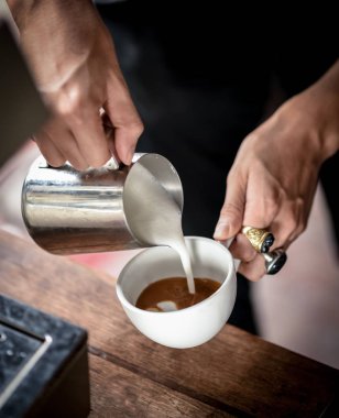 Kahve için süt dökme makinesi latte sanat yapmak