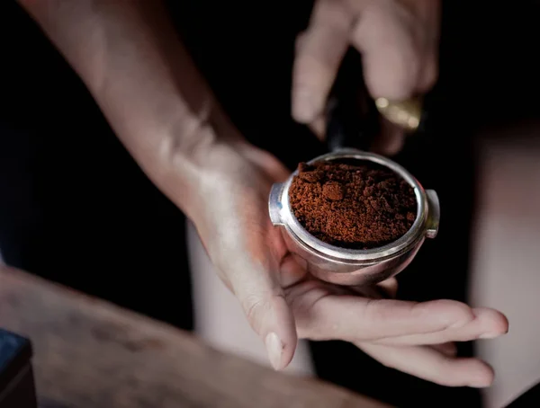 Kávový prášek v espresso scoop, zaměřil na kávu scoop — Stock fotografie