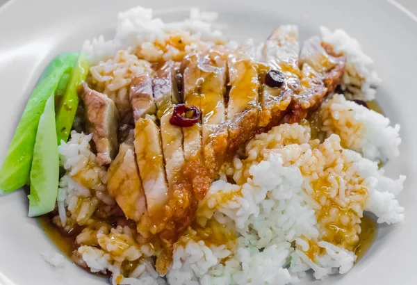 Krokante varkensvlees met rijst met zoete saus — Stockfoto