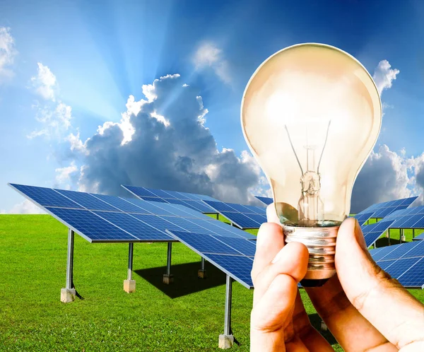Las células solares hacen energía limpia, concepto sostenible — Foto de Stock