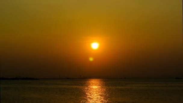 Πάροδο Του Χρόνου Του Ηλιοβασιλέματος Στη Θάλασσα Σιλουέτα Του Σκάφους — Αρχείο Βίντεο