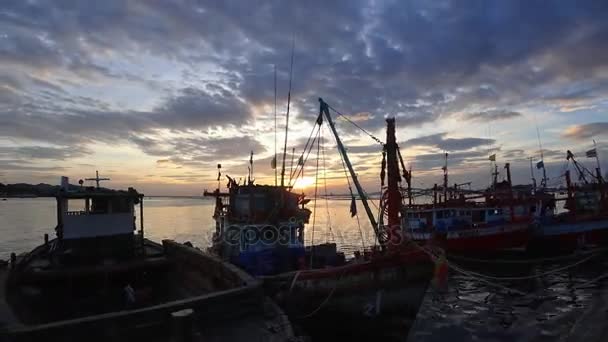 Chonburi Tailândia Dec Atracação Barcos Pesca Cais Com Céu Crepúsculo — Vídeo de Stock