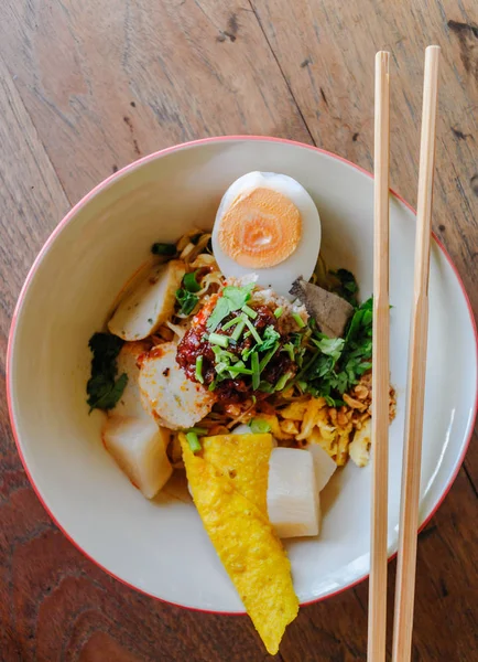 卵の黄身を麺 — ストック写真