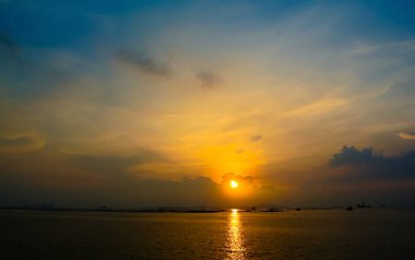 Denizde güzel günbatımı Parlatıcı