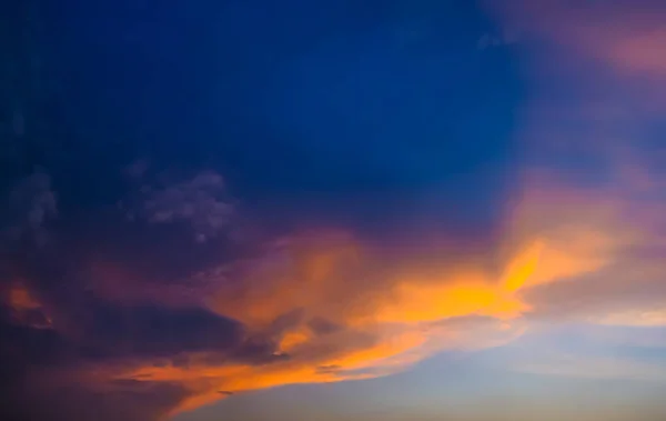 Ciel vibrant, Nuages avec fond de ciel crépusculaire — Photo