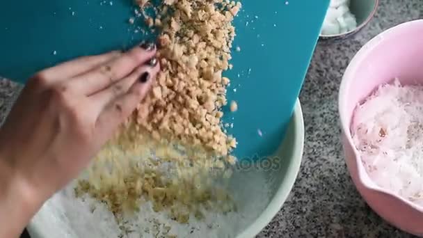 Hälla palm socker i mjölet — Stockvideo