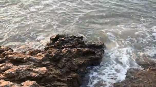 尼斯海浪飞溅岩石 手持式拍摄 — 图库视频影像