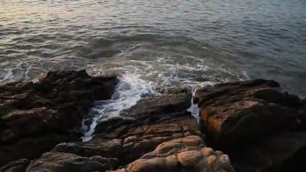 Bom Mar Surf Salpicando Rocha Tiro Mão — Vídeo de Stock