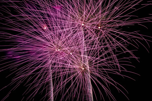 Spettacolo di fuochi d'artificio di notte cielo per conto alla rovescia nuovo anno — Foto Stock