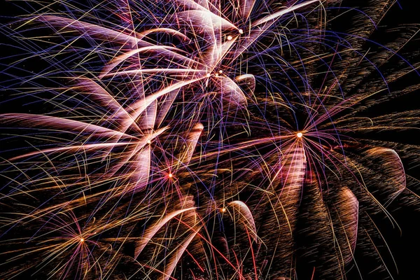 Spettacolo di fuochi d'artificio al cielo notturno per il nuovo anno 2018 — Foto Stock