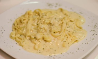 Krem peynir soslu makarna