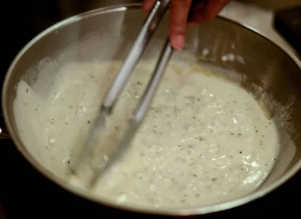 Faça molho de macarrão na panela quente — Fotografia de Stock