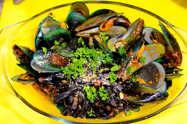 Svart pasta med Ugnsbakad grön mussla — Stockfoto