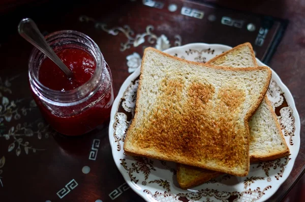 Toast met homade strawberry jam — Stockfoto