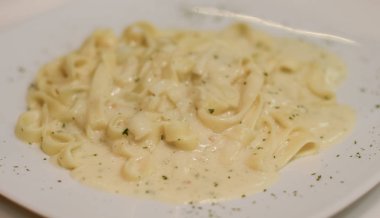 Krem peynir soslu makarna