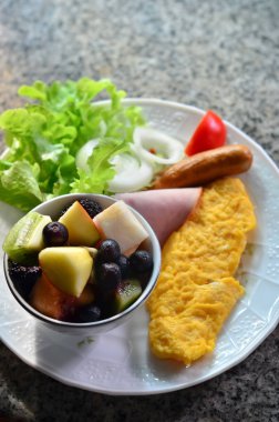 Omlet salata, kahvaltı ile