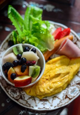 Meyve ve omlet Kahvaltı