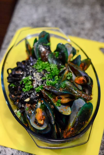 Black pasta with baked green mussel — Stock Photo, Image