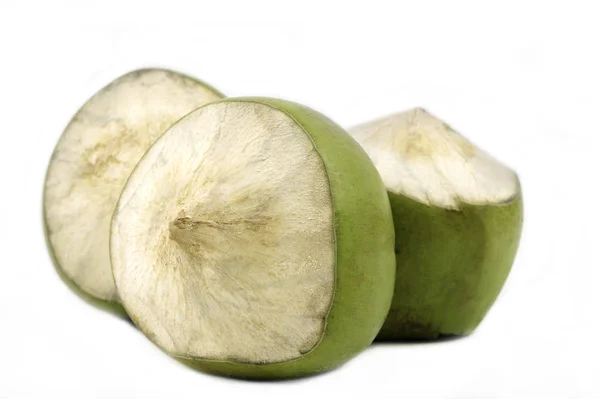 Gruppe grüner Kokosnüsse, trinkfertig — Stockfoto