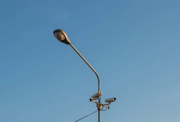 Lampe et télévision en circuit fermé — Photo