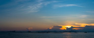 Si Cha ile denizde alacakaranlık gökyüzünde bulutlar ile Nice günbatımı parlaklık