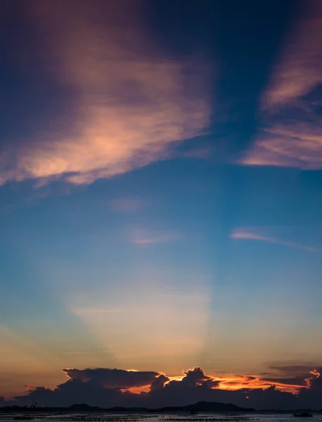 Joli rayon de soleil au crépuscule ciel en mer avec Si Chang île — Photo