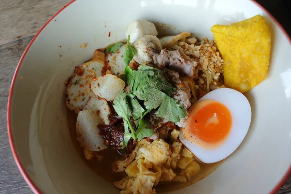 Fideos con yema de huevo — Foto de Stock