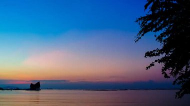 Zaman atlamalı alacakaranlık gökyüzü denizde