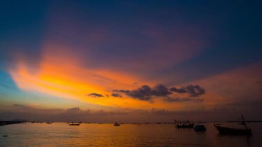 4 k zaman atlamalı, denizde alacakaranlık gökyüzü günbatımı Parlatıcı