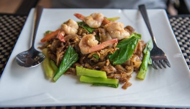 Kızarmış düz şehriye ve karides stir