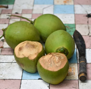 Hindistan cevizi ve bıçak masada