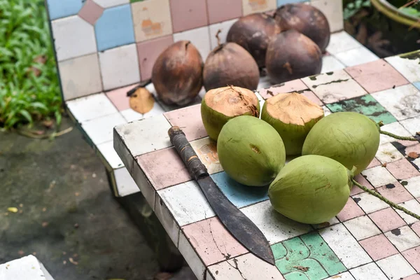 Noix de coco et couteau sur table — Photo