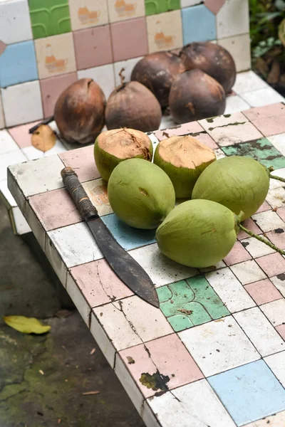 Noix de coco et couteau sur table — Photo